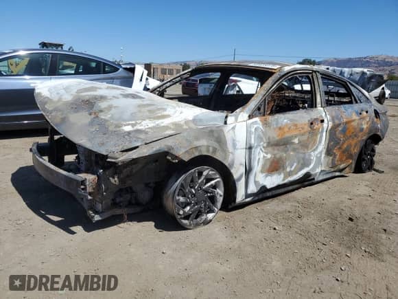 2024 Hyundai Elantra Blue z VIN KMHLM4DJ5RU113018, wystawiony jako Copart lot #69423375 z przebiegiem Nie podano mil oraz Nie do naprawy • Non repairable. Historia ofert i sprzedaży dostępna na DreamBid. Obrazek 1.