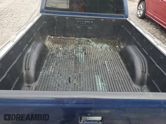 1998 GMC Sierra 1500 z VIN 2GTEC19M7W1508312, wystawiony jako Copart lot #79460454 z przebiegiem 303 454 mil mil oraz Szkoda całkowita • Salvage title. Historia ofert i sprzedaży dostępna na DreamBid. Obrazek 12.