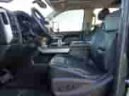 2017 Chevrolet Silverado 2500HD LTZ z VIN 1GC1KWEG4HF134431, wystawiony jako Copart lot #81766734 z przebiegiem 158 339 mil mil oraz Szkoda całkowita • Salvage title. Historia ofert i sprzedaży dostępna na DreamBid. Obrazek 7.
