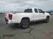 2017 Toyota Tacoma SR5 z VIN 5TFRZ5CN7HX023988, wystawiony jako Copart lot #70519005 z przebiegiem 70 342 mil mil oraz Szkoda całkowita • Salvage title. Historia ofert i sprzedaży dostępna na DreamBid. Obrazek 3.