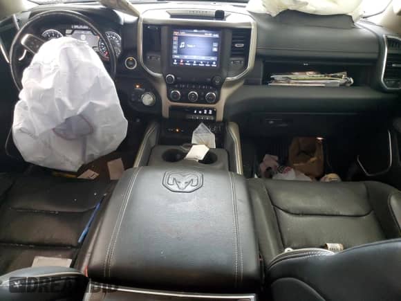 2019 Ram 1500 Laramie z VIN 1C6SRFDT8KN834682, wystawiony jako Copart lot #60103785 z przebiegiem 98 142 mil mil oraz Szkoda całkowita • Salvage title. Historia ofert i sprzedaży dostępna na DreamBid. Obrazek 8.