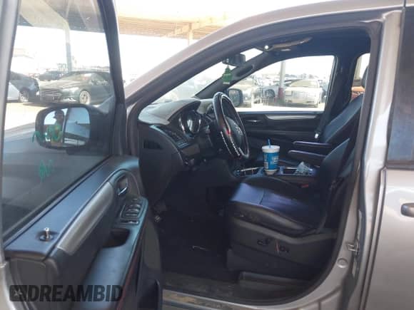 2019 Dodge Grand Caravan GT z VIN 2C4RDGEG1KR671406, wystawiony jako IAAI lot #43370010 z przebiegiem 147 333 mil mil oraz . Historia ofert i sprzedaży dostępna na DreamBid. Obrazek 17.