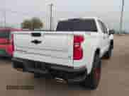 2024 Chevrolet Silverado 1500 LT Trail Boss z VIN 3GCUDFE81RG231196, wystawiony jako IAAI lot #41242013 z przebiegiem 14 747 mil mil oraz . Historia ofert i sprzedaży dostępna na DreamBid. Obrazek 4.