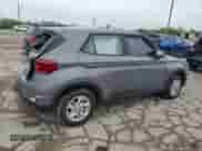 2023 Hyundai Venue SE z VIN KMHRB8A38PU217108, wystawiony jako Copart lot #64990794 z przebiegiem 5 134 mil mil oraz Szkoda całkowita • Salvage title. Historia ofert i sprzedaży dostępna na DreamBid. Obrazek 3.