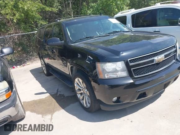 2009 Chevrolet Suburban 2LT z VIN 1GNFC26029R170963, wystawiony jako IAAI lot #43108526 z przebiegiem 244 916 mil mil oraz . Historia ofert i sprzedaży dostępna na DreamBid. Obrazek 1.