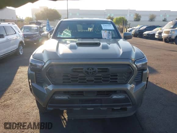2024 Toyota Tacoma SR5 z VIN 3TMLB5JN9RM057547, wystawiony jako IAAI lot #42865640 z przebiegiem 28 049 mil mil oraz . Historia ofert i sprzedaży dostępna na DreamBid. Obrazek 12.