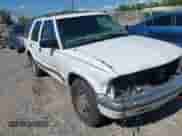 1999 Chevrolet Blazer LT z VIN 1GNDT13W4X2112417, wystawiony jako IAAI lot #42621928 z przebiegiem 74 518 mil mil oraz . Historia ofert i sprzedaży dostępna na DreamBid. Obrazek 1.
