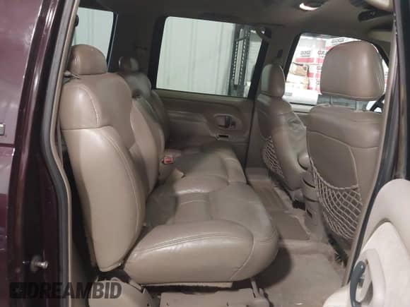 1996 Chevrolet Suburban with VIN 1GNFK16R3TJ384720, listed as a IAAI auction lot 42348673 with 143,831 mi miles and . Bid and sale history available at DreamBid. Image 8.
