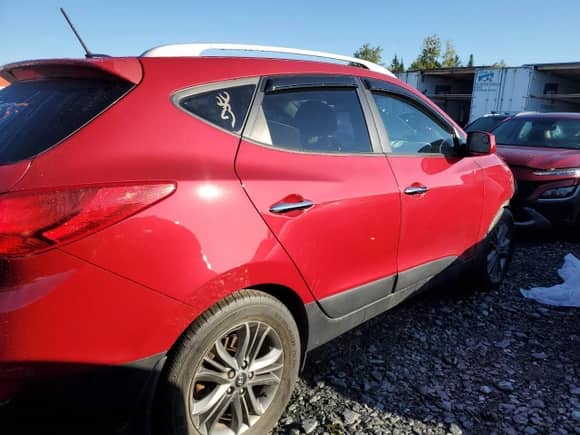 2015 Hyundai Tucson SE z VIN KM8JUCAG1FU047153, wystawiony jako Copart lot #70693555 z przebiegiem Nie podano mil oraz Szkoda całkowita • Salvage title. Historia ofert i sprzedaży dostępna na DreamBid. Obrazek 3.