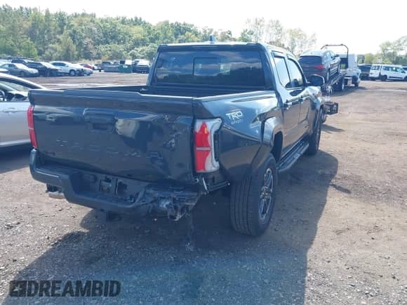 2025 Toyota Tacoma SR z VIN 3TMLB5JN9SM122113, wystawiony jako IAAI lot #43150778 z przebiegiem 3 655 mil mil oraz . Historia ofert i sprzedaży dostępna na DreamBid. Obrazek 17.