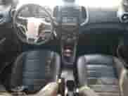 2015 Chevrolet Sonic RS z VIN 1G1JH6SB7F4169196, wystawiony jako Copart lot #62482375 z przebiegiem 140 324 mil mil oraz Szkoda całkowita • Salvage title. Historia ofert i sprzedaży dostępna na DreamBid. Obrazek 8.