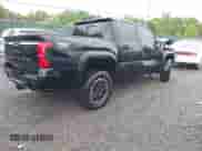 2024 Toyota Tacoma SR5 z VIN 3TMLB5JN4RM025895, wystawiony jako IAAI lot #42309915 z przebiegiem 23 530 mil mil oraz . Historia ofert i sprzedaży dostępna na DreamBid. Obrazek 4.