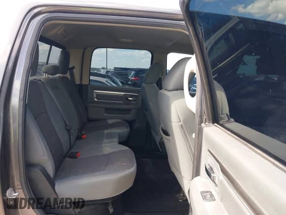 2015 Ram 1500 Big Horn z VIN 1C6RR6LT4FS660956, wystawiony jako IAAI lot #43097619 z przebiegiem 328 879 mil mil oraz . Historia ofert i sprzedaży dostępna na DreamBid. Obrazek 8.