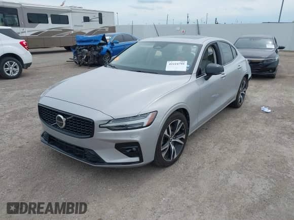 2024 Volvo S60 Plus Dark Theme z VIN 7JRL12FL9RG284662, wystawiony jako IAAI lot #42224795 z przebiegiem 15 019 mil mil oraz . Historia ofert i sprzedaży dostępna na DreamBid. Obrazek 18.