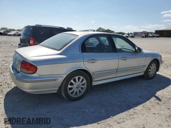 2002 Hyundai Sonata GLS with VIN KMHWF35H62A595535, listed as a Copart auction lot 68126284 with 245,493 mi miles and Clean title. Bid and sale history available at DreamBid. Image 3.