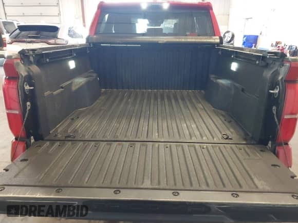 2024 Toyota Tacoma SR5 z VIN 3TYLB5JNXRT023878, wystawiony jako IAAI lot #43246001 z przebiegiem 9 321 mil mil oraz . Historia ofert i sprzedaży dostępna na DreamBid. Obrazek 17.