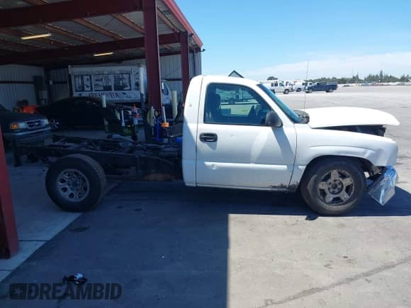 2006 Chevrolet Silverado 1500 Work Truck z VIN 3GCEC14X86G197028, wystawiony jako IAAI lot #42933273 z przebiegiem Nie podano mil oraz . Historia ofert i sprzedaży dostępna na DreamBid. Obrazek 13.