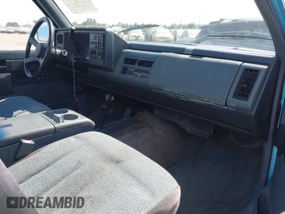 1989 GMC Sierra 1500 z VIN 1GTDK14K7KZ540666, wystawiony jako IAAI lot #42829910 z przebiegiem 180 287 mil mil oraz . Historia ofert i sprzedaży dostępna na DreamBid. Obrazek 5.