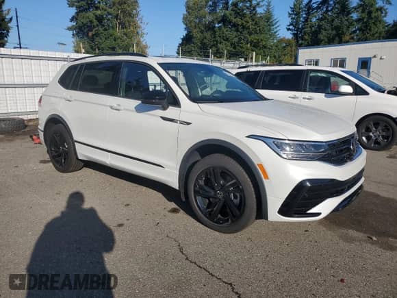 2024 Volkswagen Tiguan SE R-Line Black с VIN 3VV8B7AX4RM230248, выставлен на аукционе Copart как лот 80730345 с пробегом 6 879 миль миль и Списание • Salvage title. История ставок и продаж доступна на DreamBid. Изображение 4.