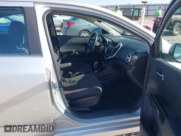 2019 Chevrolet Sonic LT z VIN 1G1JD5SB4K4120912, wystawiony jako IAAI lot #42698198 z przebiegiem 177 595 mil mil oraz . Historia ofert i sprzedaży dostępna na DreamBid. Obrazek 5.