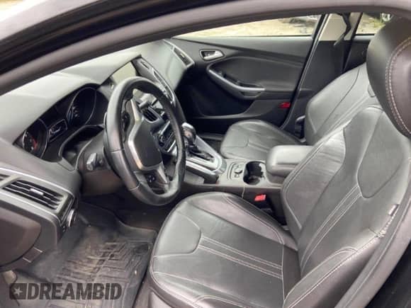 2013 Ford Focus Titanium z VIN 1FADP3N26DL299187, wystawiony jako Copart lot #62098365 z przebiegiem 176 661 mil mil oraz Czysty tytuł • Clean title. Historia ofert i sprzedaży dostępna na DreamBid. Obrazek 5.