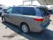 2017 Toyota Sienna XLE Auto Access Seat z VIN 5TDYZ3DC3HS850387, wystawiony jako IAAI lot #42945810 z przebiegiem 56 833 mil mil oraz . Historia ofert i sprzedaży dostępna na DreamBid. Obrazek 3.