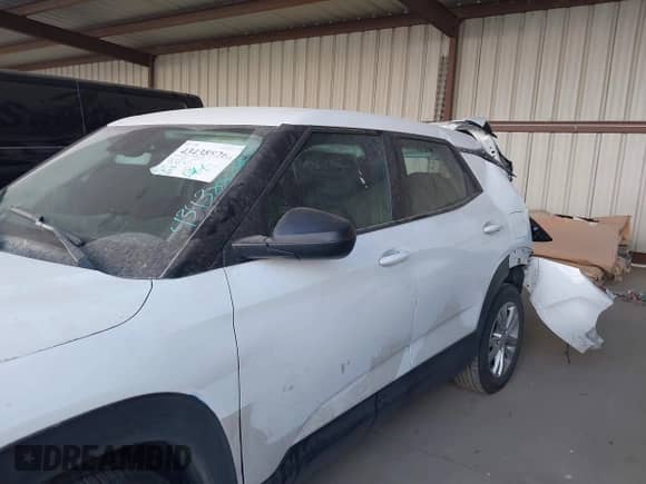 2022 Chevrolet TrailBlazer LS z VIN KL79MMS27NB101708, wystawiony jako IAAI lot #43438826 z przebiegiem 111 342 mil mil oraz . Historia ofert i sprzedaży dostępna na DreamBid. Obrazek 15.