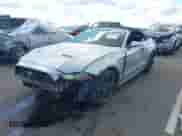 2019 Ford Mustang EcoBoost Premium z VIN 1FATP8UH9K5115604, wystawiony jako IAAI lot #43259304 z przebiegiem 136 566 mil mil oraz . Historia ofert i sprzedaży dostępna na DreamBid. Obrazek 2.