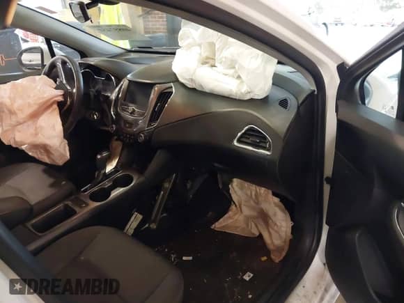 2019 Chevrolet Cruze z VIN 1G1BJ5SM0K7105966, wystawiony jako IAAI lot #40857450 z przebiegiem 79 555 mil mil oraz . Historia ofert i sprzedaży dostępna na DreamBid. Obrazek 5.