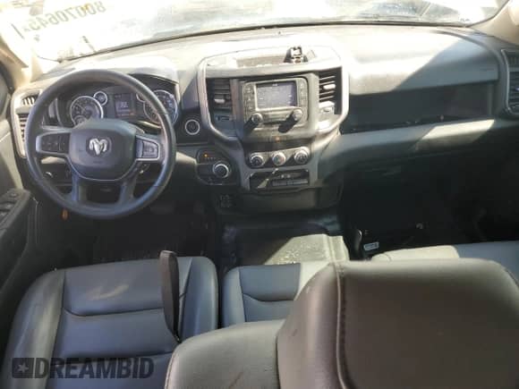 2020 Ram 1500 Tradesman z VIN 1C6RRECT4LN119541, wystawiony jako Copart lot #80070645 z przebiegiem 105 737 mil mil oraz Czysty tytuł • Clean title. Historia ofert i sprzedaży dostępna na DreamBid. Obrazek 8.