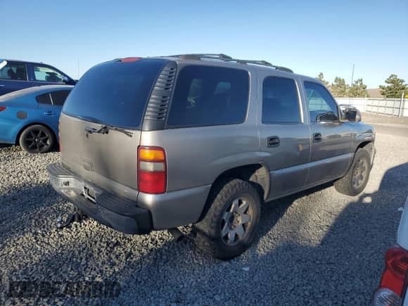 2002 Chevrolet Tahoe LT z VIN 1GNEK13T12J136864, wystawiony jako Copart lot #84018745 z przebiegiem 234 732 mil mil oraz Czysty tytuł • Clean title. Historia ofert i sprzedaży dostępna na DreamBid. Obrazek 3.