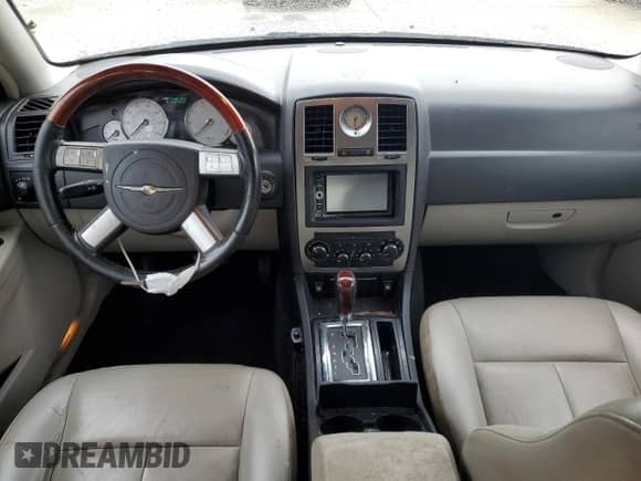 2005 Chrysler 300 Touring с VIN 2C3AA53GX5H613239, выставлен на аукционе Copart как лот 66903215 с пробегом 263 686 миль миль и Списание • Salvage title. История ставок и продаж доступна на DreamBid. Изображение 8.