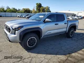 2024 Toyota Tacoma TRD Off Road с VIN 3TMLB5JN8RM000837, выставлен на аукционе Copart как лот 82183745 с пробегом 14 184 миль миль и Списание • Salvage title. История ставок и продаж доступна на DreamBid. Изображение 1.