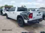 2025 Ram 1500 Rebel z VIN 1C6SRFLP9SN639467, wystawiony jako IAAI lot #42297603 z przebiegiem 2 996 mil mil oraz . Historia ofert i sprzedaży dostępna na DreamBid. Obrazek 3.