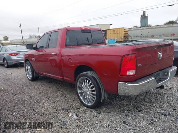 2015 Ram 1500 SLT z VIN 1C6RR6GG8FS674677, wystawiony jako IAAI lot #43548789 z przebiegiem 206 330 mil mil oraz . Historia ofert i sprzedaży dostępna na DreamBid. Obrazek 3.