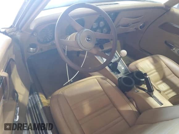 1976 Chevrolet Corvette z VIN 1Z37L6S431055, wystawiony jako Copart lot #87261155 z przebiegiem 19 491 mil mil oraz Czysty tytuł • Clean title. Historia ofert i sprzedaży dostępna na DreamBid. Obrazek 8.