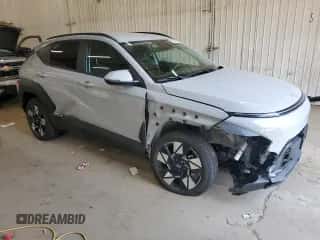 2024 Hyundai Kona SEL с VIN KM8HCCAB5RU064001, выставлен на аукционе Copart как лот 70894684 с пробегом 2 177 миль миль и Списание • Salvage title. История ставок и продаж доступна на DreamBid. Изображение 4.