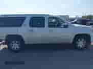 2010 Chevrolet Suburban LTZ z VIN 1GNUCKE06AR277074, wystawiony jako IAAI lot #41828184 z przebiegiem 260 839 mil mil oraz . Historia ofert i sprzedaży dostępna na DreamBid. Obrazek 14.