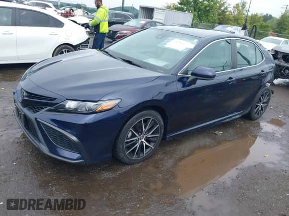 2021 Toyota Camry SE Nightshade z VIN 4T1G11AK8MU585082, wystawiony jako IAAI lot #43245347 z przebiegiem 88 301 mil mil oraz . Historia ofert i sprzedaży dostępna na DreamBid. Obrazek 18.