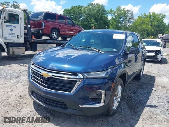 2022 Chevrolet Traverse LS z VIN 1GNEVFKW5NJ100986, wystawiony jako IAAI lot #42254550 z przebiegiem Nie podano mil oraz . Historia ofert i sprzedaży dostępna na DreamBid. Obrazek 2.