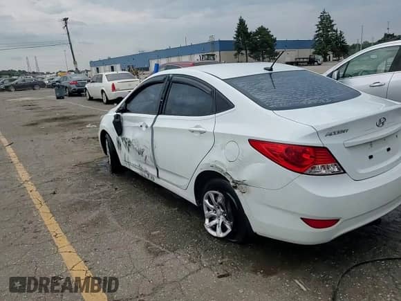 2012 Hyundai Accent GLS z VIN KMHCT4AE7CU215566, wystawiony jako Copart lot #65951955 z przebiegiem 101 161 mil mil oraz Szkoda całkowita • Salvage title. Historia ofert i sprzedaży dostępna na DreamBid. Obrazek 13.