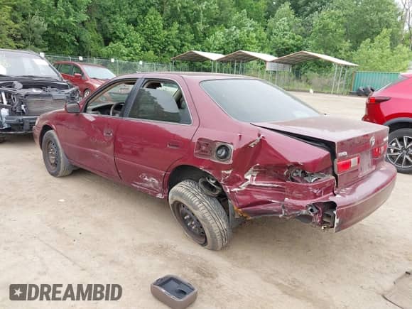 1997 Toyota Camry LE z VIN 4T1BF22K8VU005878, wystawiony jako IAAI lot #42447380 z przebiegiem 180 256 mil mil oraz . Historia ofert i sprzedaży dostępna na DreamBid. Obrazek 3.