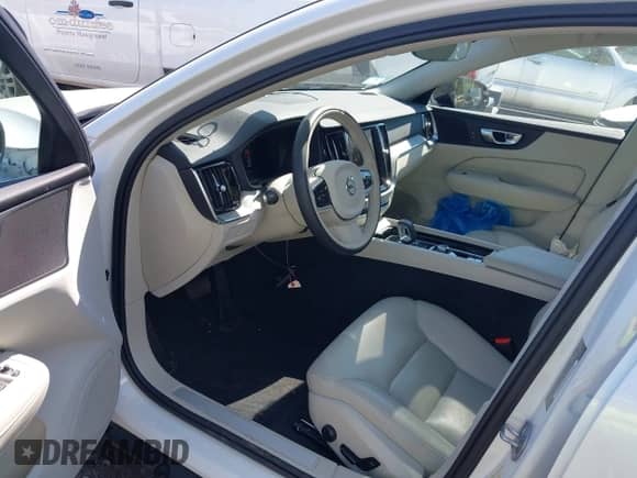 2024 Volvo S60 Plus Dark Theme z VIN 7JRL12FL5RG285775, wystawiony jako IAAI lot #43211909 z przebiegiem 21 510 mil mil oraz . Historia ofert i sprzedaży dostępna na DreamBid. Obrazek 5.