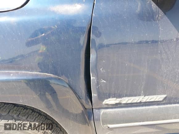 2001 Chevrolet Tahoe LT z VIN 1GNEC13T71J184865, wystawiony jako IAAI lot #41799799 z przebiegiem 290 196 mil mil oraz . Historia ofert i sprzedaży dostępna na DreamBid. Obrazek 12.