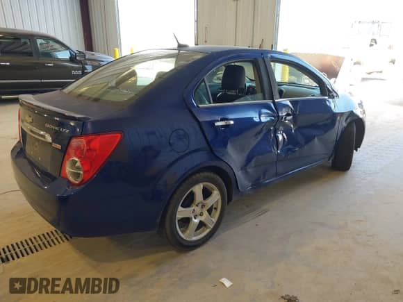 2013 Chevrolet Sonic LTZ z VIN 1G1JE5SB8D4207440, wystawiony jako IAAI lot #42421472 z przebiegiem 110 398 mil mil oraz . Historia ofert i sprzedaży dostępna na DreamBid. Obrazek 4.