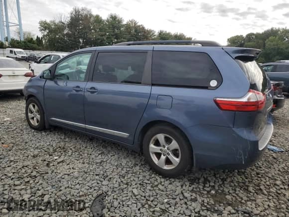 2017 Toyota Sienna LE Auto Access Seat z VIN 5TDKZ3DC0HS769692, wystawiony jako Copart lot #71889935 z przebiegiem 74 421 mil mil oraz Szkoda całkowita • Salvage title. Historia ofert i sprzedaży dostępna na DreamBid. Obrazek 2.
