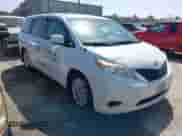 2014 Toyota Sienna LE z VIN 5TDJK3DC5ES081232, wystawiony jako IAAI lot #41789629 z przebiegiem 397 033 mil mil oraz . Historia ofert i sprzedaży dostępna na DreamBid. Obrazek 1.