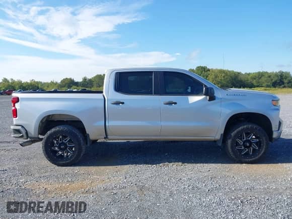 2020 Chevrolet Silverado 1500 Custom z VIN 3GCPWBEH7LG202518, wystawiony jako IAAI lot #43323804 z przebiegiem 144 041 mil mil oraz . Historia ofert i sprzedaży dostępna na DreamBid. Obrazek 13.
