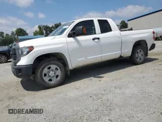 2021 Toyota Tundra SR5 z VIN 5TFUY5F10MX028708, wystawiony jako Copart lot #68627955 z przebiegiem 103 433 mil mil oraz Szkoda całkowita • Salvage title. Historia ofert i sprzedaży dostępna na DreamBid. Obrazek 1.