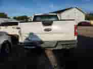 2018 Ford F-150 XL z VIN 1FTMF1CB8JFD61249, wystawiony jako Copart lot #85900355 z przebiegiem 177 378 mil mil oraz Czysty tytuł • Clean title. Historia ofert i sprzedaży dostępna na DreamBid. Obrazek 6.